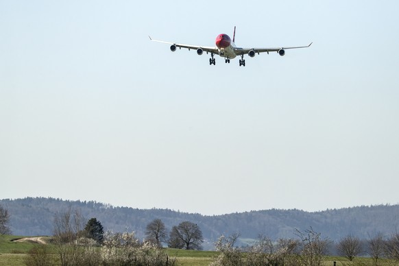 Eine Edelweiss Maschine aus San Jose, Costa Rica, ist im Anflug zum Flughafen Zuerich am Dienstag, 24. Maerz 2020. Bis am Donnerstagmorgen holt das Eidgenoessische Departement fuer Auswaertige Angeleg ...