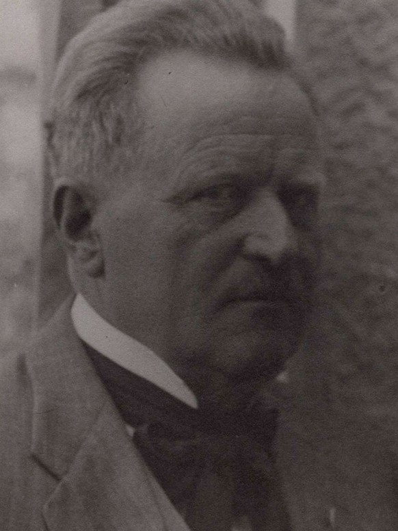 Porträt von Steivan Brunies, um 1930.
https://ub-portraets.ub.unibas.ch/de/detail/portraets2_9953006300105504