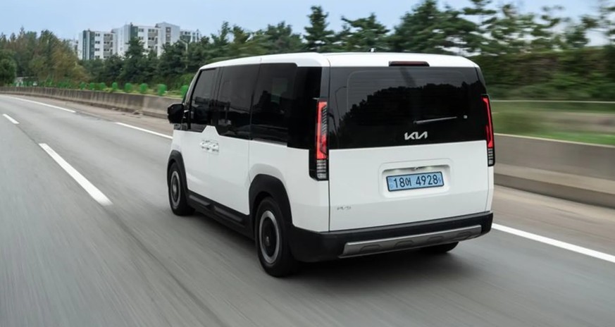 Rasende Kiste? Eher nein, aber so ein Gefährt ist freilich kein Rennwagen – schon allein wegen des hohen cw-Wertes.