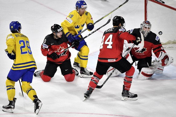 epa05980060 Sweden&#039;s forward William Nylander (L) and Sweden&#039;s forward Nicklas Backstrom (3-L) in action against Canada&#039;s Matt Duchene, Marc-Edouard Vlasic and goalie Calvin Pickard (L- ...