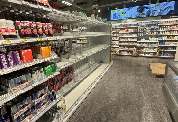 Im Coop beim Bahnhof Uster waren gestern Abend die Regale mit Wasserflaschen bereits komplett leer geräumt.