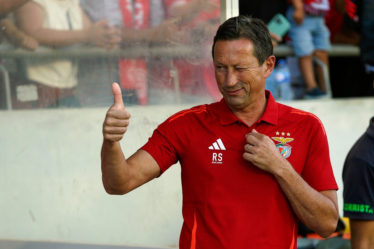 epa11520822 Benfica's head coach Roger Schmidt during the friendly soccer match between Benfica and Fulham held at Algarve Stadium, Faro, Portugal, 2nd August 2024. EPA/LUIS BRANCA