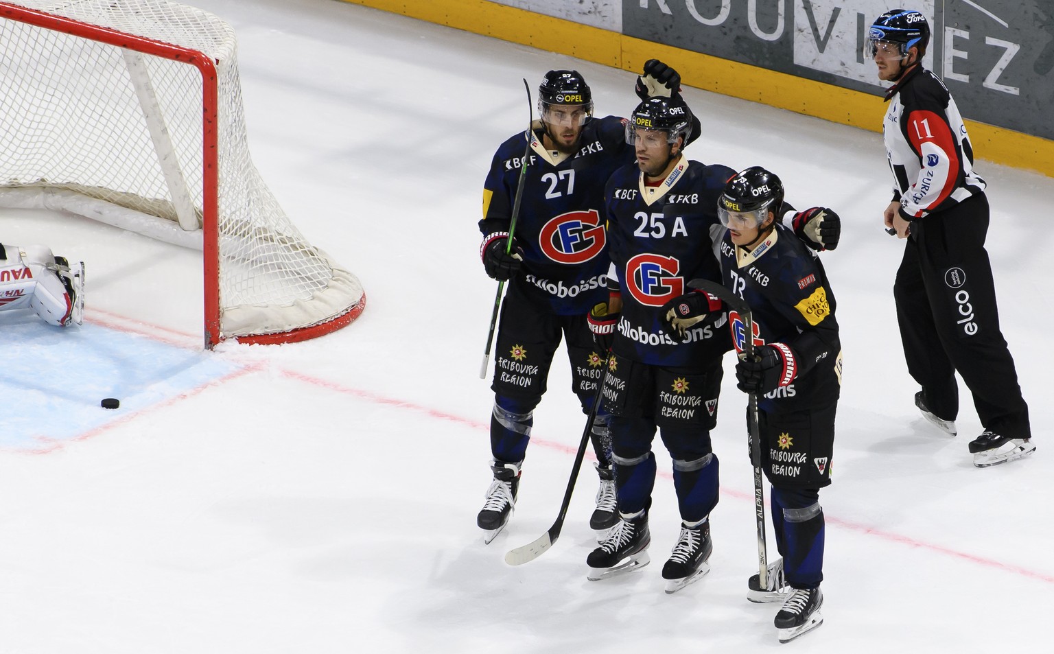 Gotterons Sandro Schmid, rechts, jubelt nach seinem Tor (3-1) mit Gotterons Viktor Stalberg, Mitte, und Gotterons Yannick Herren, links, waehrend einem Vorbereitungsspiel der National League, zwischen ...