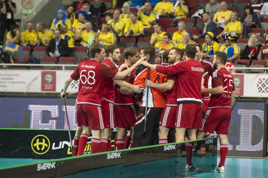 Jubel der Schweizer beim Tor zum 2:1, waehrend dem Halbfinal-Spiel Schweden gegen Schweiz an der Unihockey Weltmeisterschaft 2016, am Samstag, 10. Dezember 2016, in der Arena Riga, in Riga, Lettland.  ...