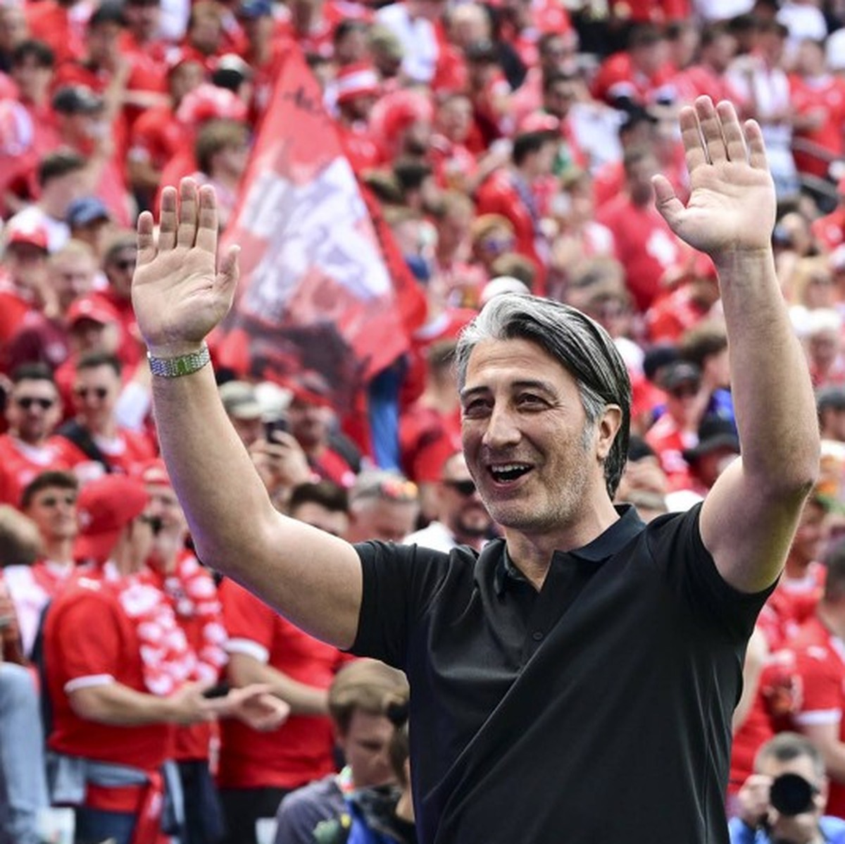 Murat Yakin Cheftrainer Schweiz mit Fans, Ungarn vs. Schweiz, Fussball, UEFA EURO, EM, Europameisterschaft,Fussball 2024, Gruppenphase, 1. Spieltag, 15.06.2024 Koeln Nordrhein-Westfalen Deutschland ** ...