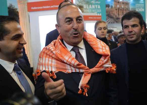 Der türkische Außenminister Mevlüt Cavusoglu bekommt am 08.03.2017 in Berlin auf der Reisemesse ITB am Stand der Türkei ein Tuch der Region Patara umgelegt. Cavusoglu traff sich zuvor mit dem deutsche ...