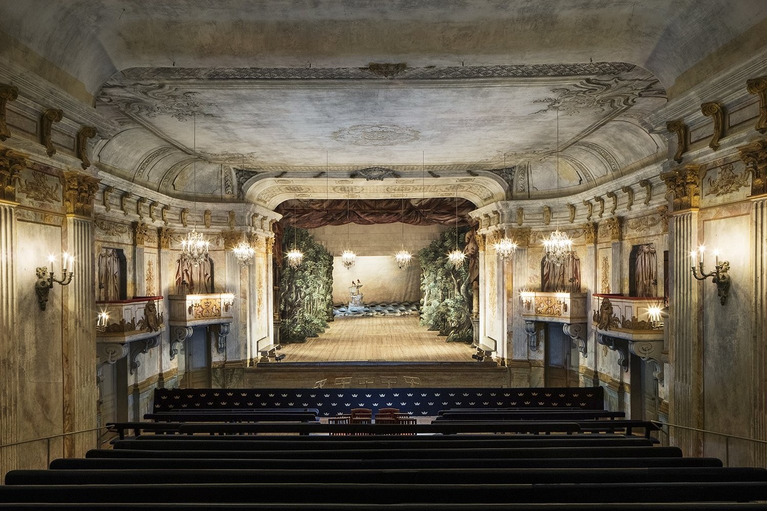 Das Schlosstheater Drottningholm bei Stockholm, wo vorzugsweise Opern aus dem 18. Jahrhundert aufgeführt werden. Die Bühnenmaschinerie mit Wellen- und Windmaschine wird unverändert bis zum heutigen Ta ...