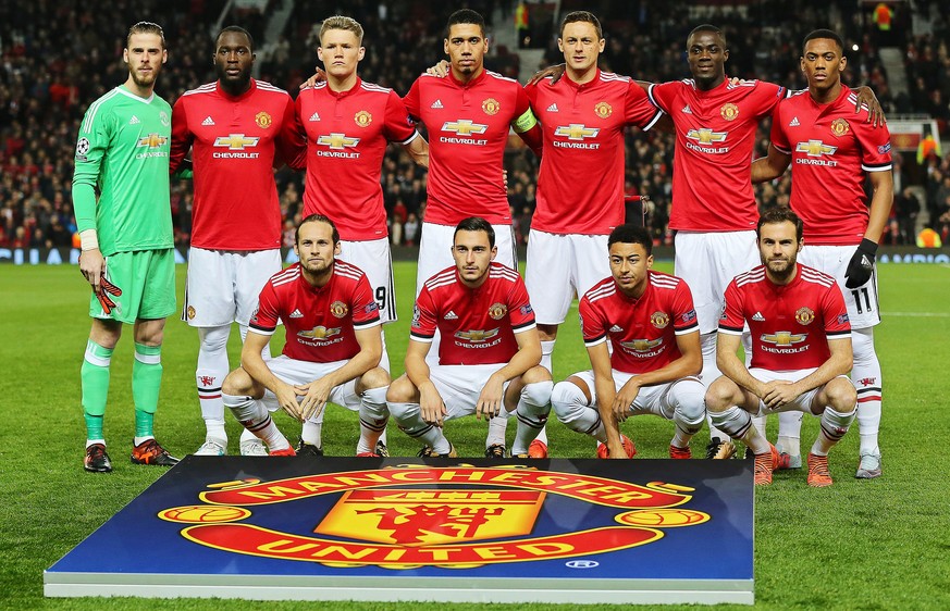 epa06300778 Manchester United players line up for the UEFA Campions League group A soccer match between Manchester United and Benfica Lisbon at Old Trafford in Manchester, Britain, 31 October 2017. EP ...