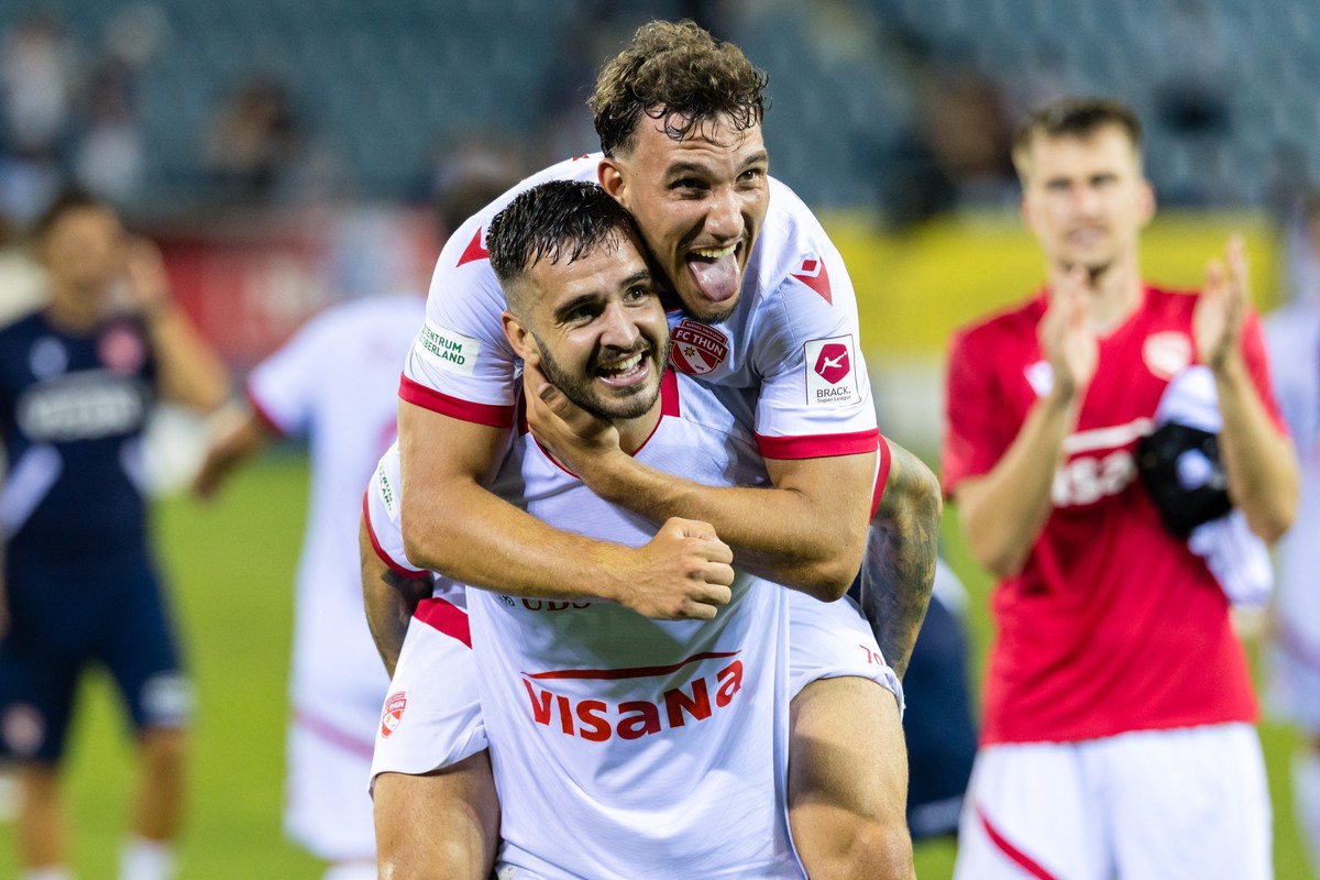 Genis Montolio (FCT), unten, und Valmir Matoshi (FCT) jubeln ueber den Sieg im Fussball Meisterschaftsspiel der Swiss Super League zwischen dem FC Luzern, FCL, und dem FC Thun, FCT, am Samstag, 9. Aug ...