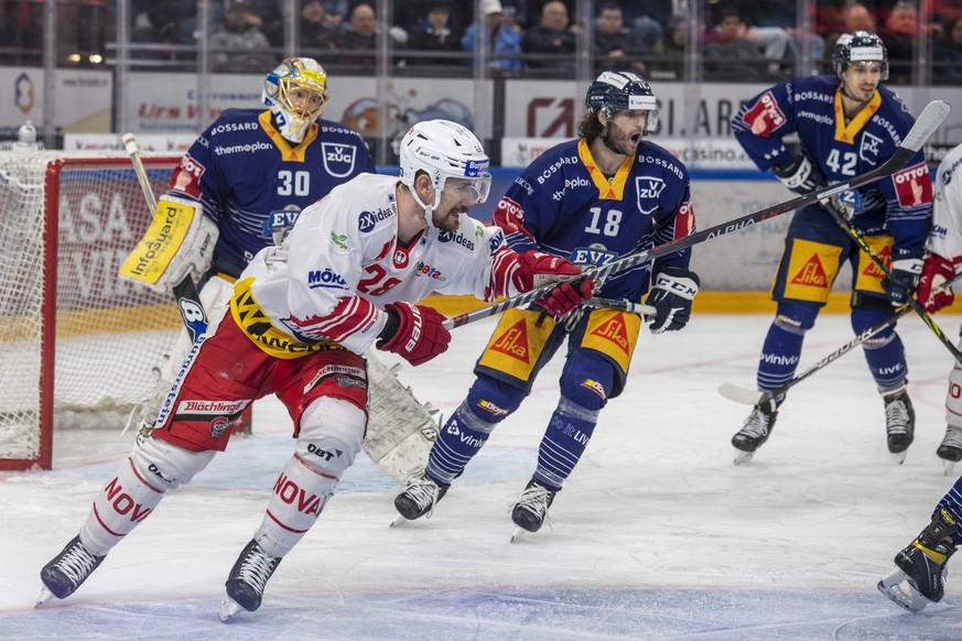 Yannick-Lennart Albrecht, links, von Rapperswil beim Playoff Viertelfinal Spiel 6 beim Eishockey Meisterschaftsspiel der National League zwischen dem EV Zug und den SC Rapperswil-Jona Lakers am Sonnta ...