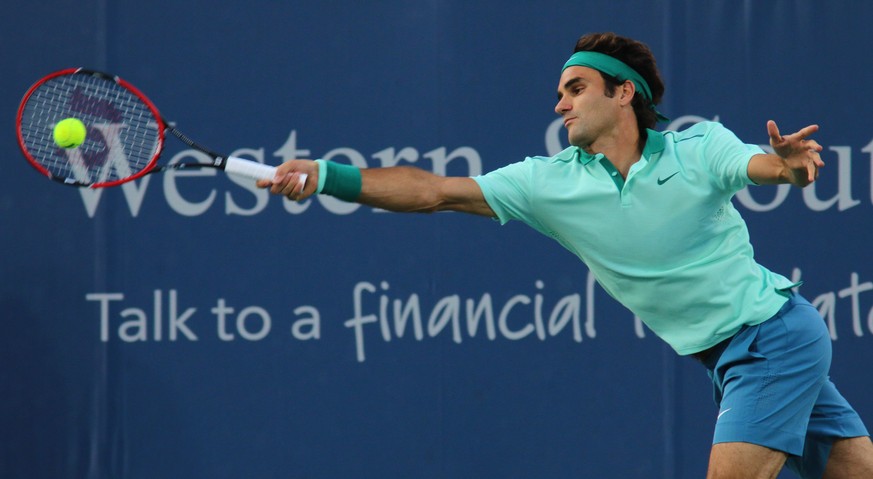 Roger Federer bei einem Return gegen Andy Murray.