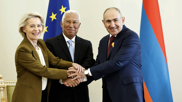Nikol Pashinjan (r.), Premierminister von Armenien, mit dem EU-Ratspräsidenten Antonio Costa (M.) und Kommissionspräsidentin Ursula von der Leyen