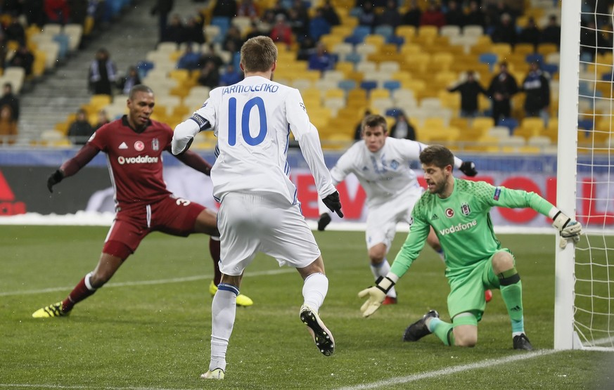 epa05662985 Fabri (R) goalkeeper of Besiktas in action during the UEFA Champions League group stage, Group H, soccer match between Dynamo Kyiv and Besiktas at the Olimpiyskiy stadium in Kiev, Ukraine, ...