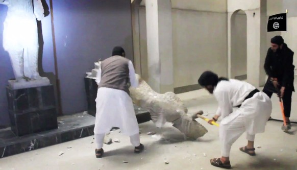 IS-Kämpfer recyclen eine alte Statue im Museum von Mossul.