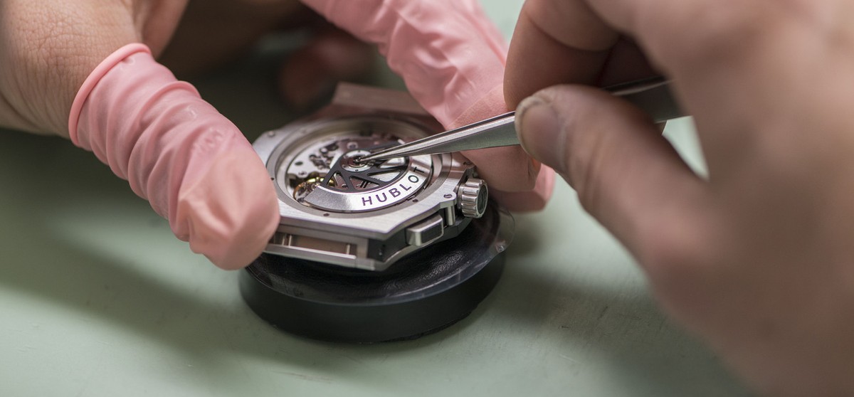 A watchmaker makes a watch, pictured at Swiss luxury watches manufacturer Hublot in Nyon, canton of Vaud, Switzerland, on March 6, 2014. (KEYSTONE/Christian Beutler)

Ein Uhrmacher baut eine Uhr zusam ...