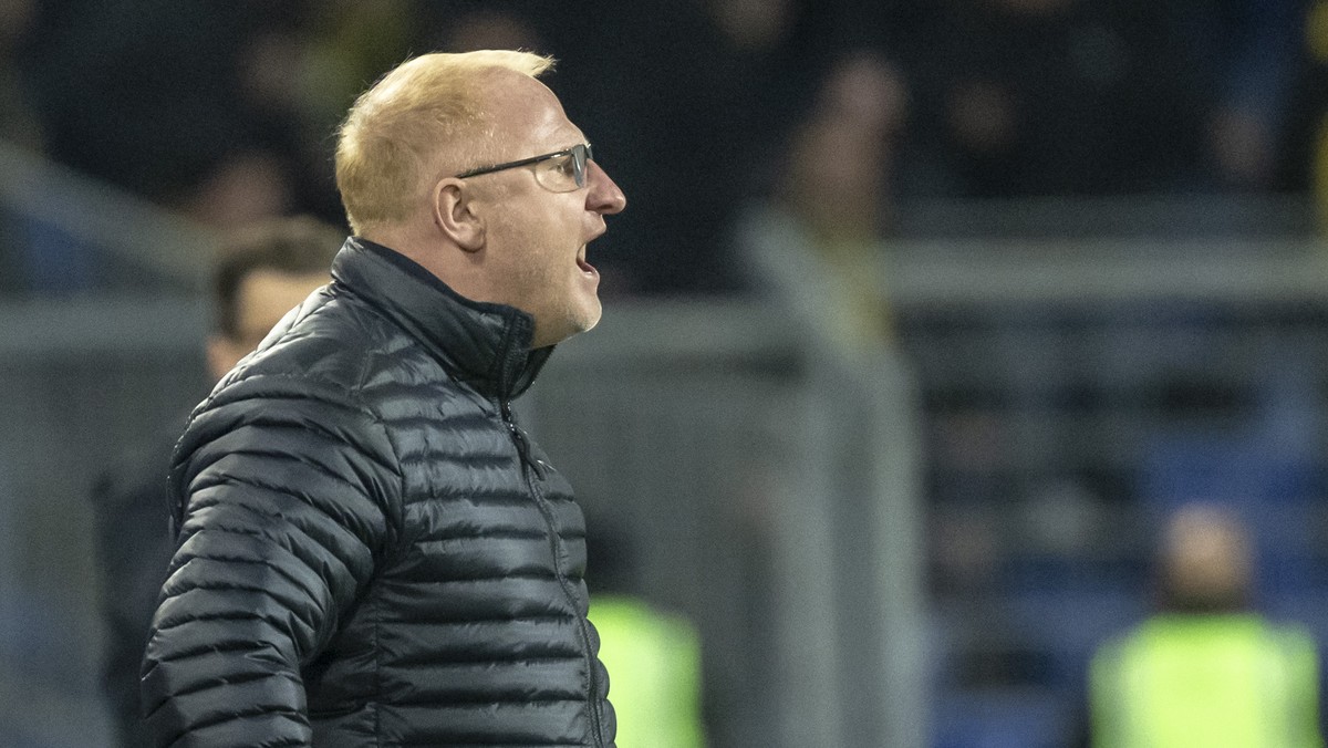 Basels Cheftrainer Heiko Vogel reklamiert beim Schiedsrichter und wird dafuer verwarnt im Halbfinale des Schweizer Fussball Cups zwischen dem FC Basel 1893 und dem BSC Young Boys im Stadion St. Jakob- ...