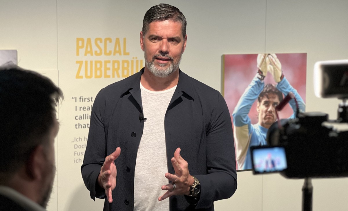 Pascal Zuberbühler vor «seiner» Wand im FIFA-Museum.