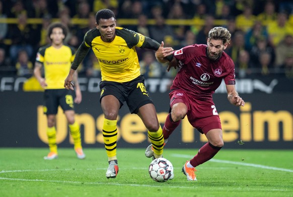 26.09.2018, Nordrhein-Westfalen, Dortmund: Fussball: Bundesliga, Borussia Dortmund - 1. FC Nuernberg, 5. Spieltag im Signal Iduna Park: Dortmunds Manuel Akanji (l) und Enrico Valentini von Nürnberg ve ...