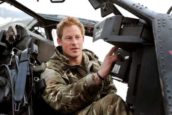 Prinz Harry erklärt im Dezember 2012 im Camp Bastion in Afghanistan sein Arbeitsgerät, einen AH 64 Apache Kampfhubschrauber.