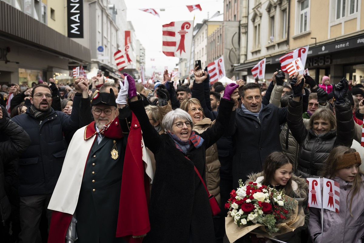 La nouvelle conseillere federale Elisabeth Baume-Schneider, au centre a gauche, chante la Rauracienne a cote de Martial Courtet, membre du Gouvernement jurassien, a gauche, d'un huissier, Nathali ...