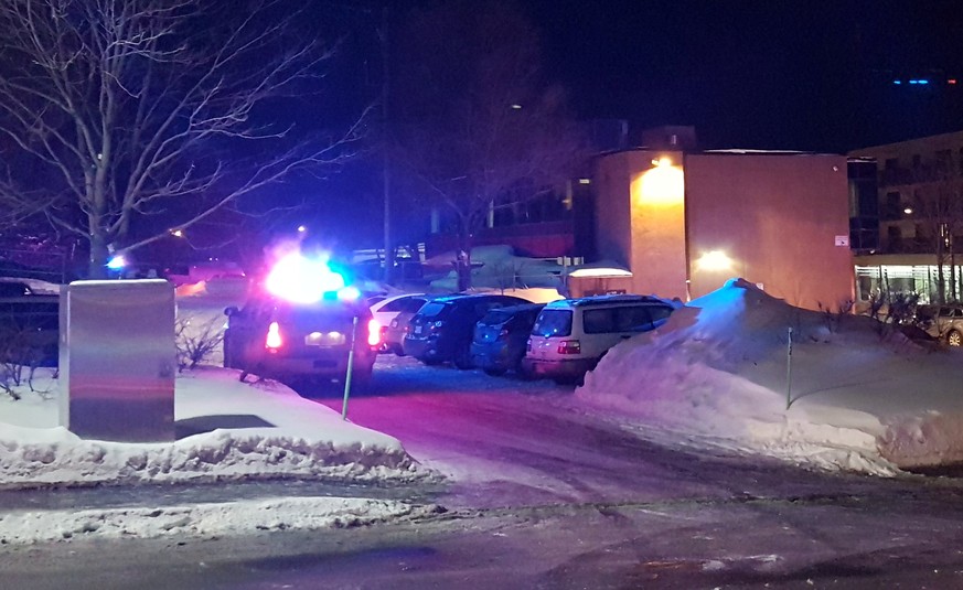Polizisten treffen am Tatort in der kanadischen Stadt Quebec ein.