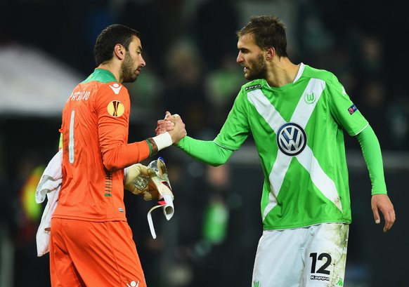 Dem hat er gerade zwei eingeschenkt: Dost beim Shakehands mit Sporting-Keeper Rui Patricio.