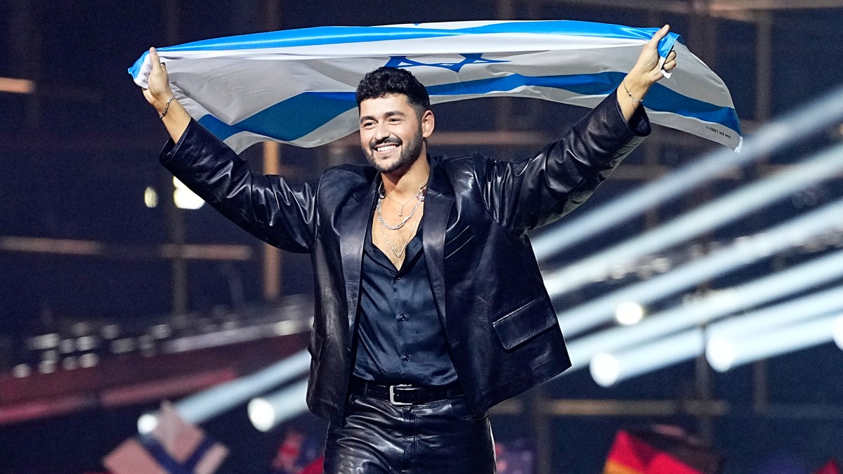 KEYPIX - Noam Bettan from Israel walks onto the stage carrying his countries flag ahead of the Grand Final of the 70th Eurovision Song Contest in Vienna, Austria, Saturday, May 16, 2026. (KEYSTONE/AP  ...