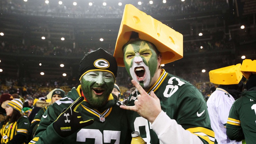 GREEN BAY, WI - DECEMBER 08: Green Bay Packers fans perpare for their game against the Atlanta Falcons at Lambeau Field on December 8, 2014 in Green Bay, Wisconsin. Mike McGinnis/Getty Images/AFP
== F ...