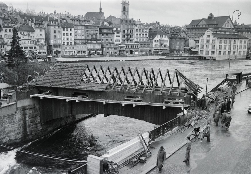1950: Umbau Bahnhofbrücke Zürich: Abbau der Holzbrücke, Blick auf Limmatquai.&nbsp;<br data-editable="remove">