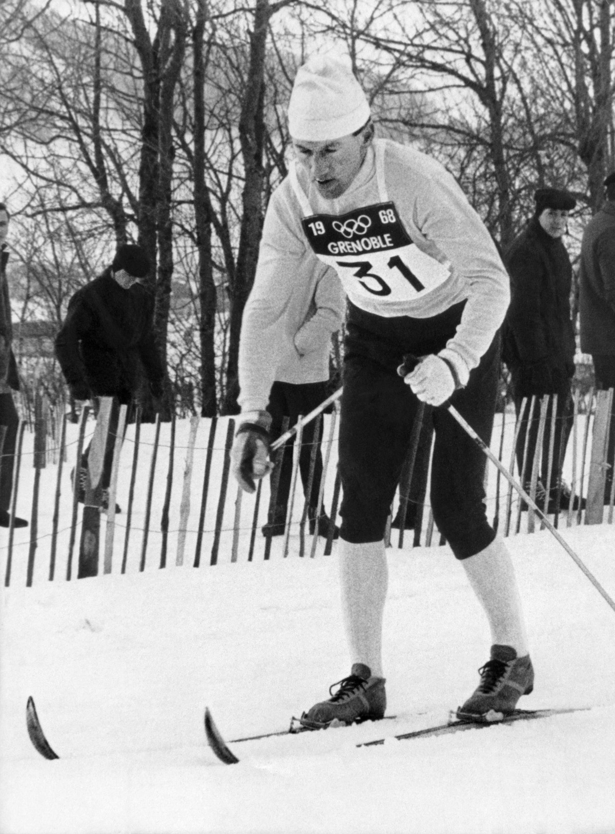 Sepp Haas im Langlaufrennen ueber 50km der olympischen Winterspiele im Februar 1968 in Grenoble, wo er die Bronzemedaille gewinnt. (KEYSTONE/Str) === ===