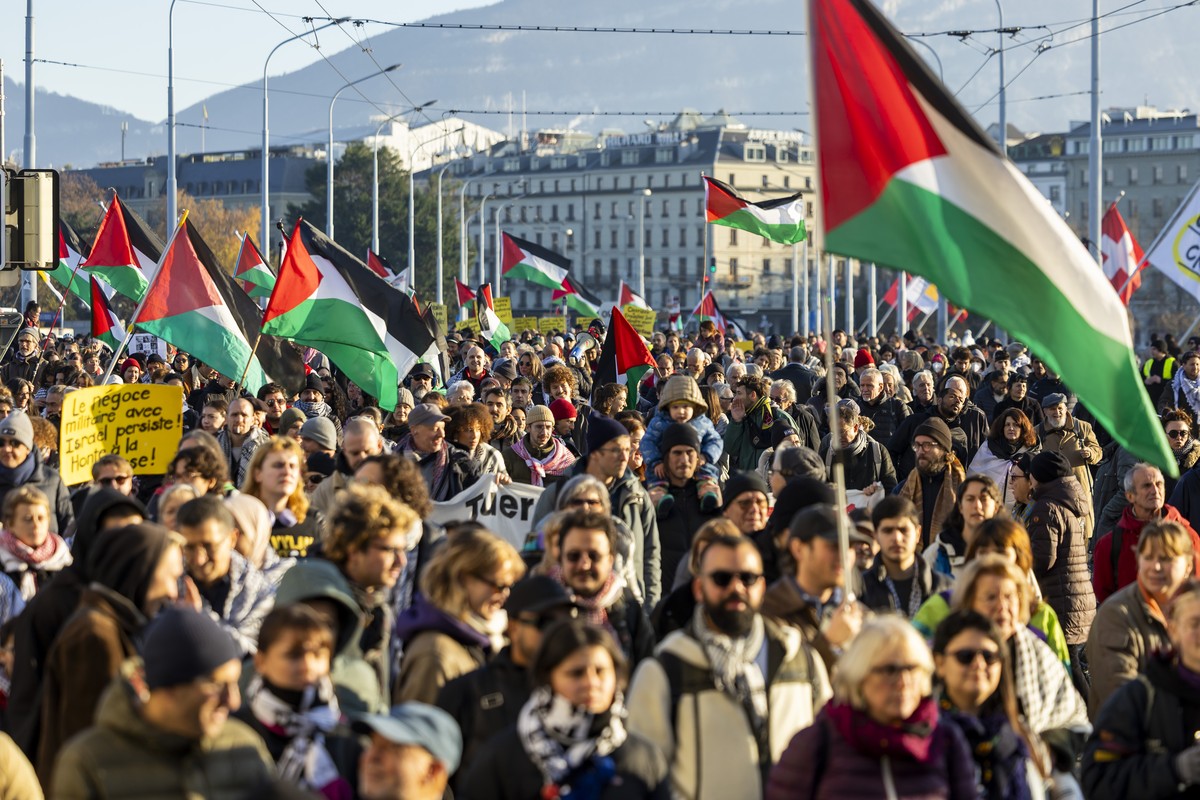 epa12557493 People wave Palestinian flags and hold placards as they participate in a rally in support of the Palestinian people during the 'International Day of Solidarity with the Palestinian Pe ...