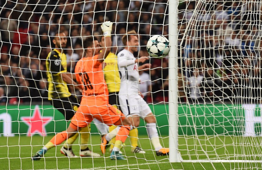 epa06202801 Dortmund goalkeeper Roman Burki concedes the 1-0 goal during the UEFA Champions League Group H match between Tottenham Hotspur and Borussia Dortmund at Wembley Stadium in Central London, B ...