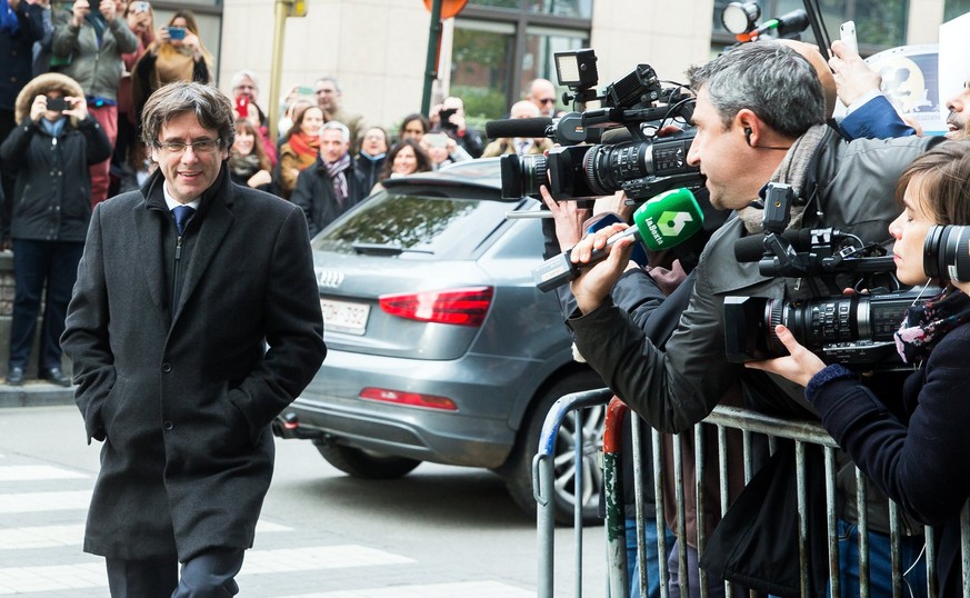 epa06299407 Dismissed Catalonian regional President Carles Puigdemont (L) arrives at the press club ahead of his press conference at the Press Club in Brussels, Belgium, 31 October 2017. Catalonian re ...