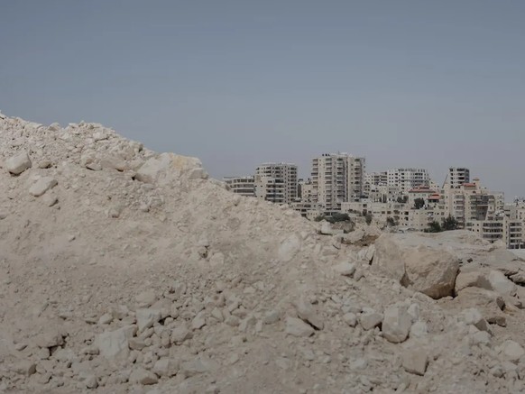 Vorne die Baustelle in Ostjerusalem, hinten die Hochhäuser von Al Zay'im.