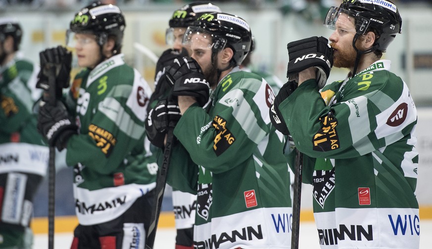 Oltens Spieler sind geschlagen, nach dem sechsten Spiel im Playoff Final der NLB zwischen dem EHC Olten und den SCL Tigers, am Sonntag 29. Maerz 2015, im Stadion Kleinholz in Olten. (KEYSTONE/Marcel B ...