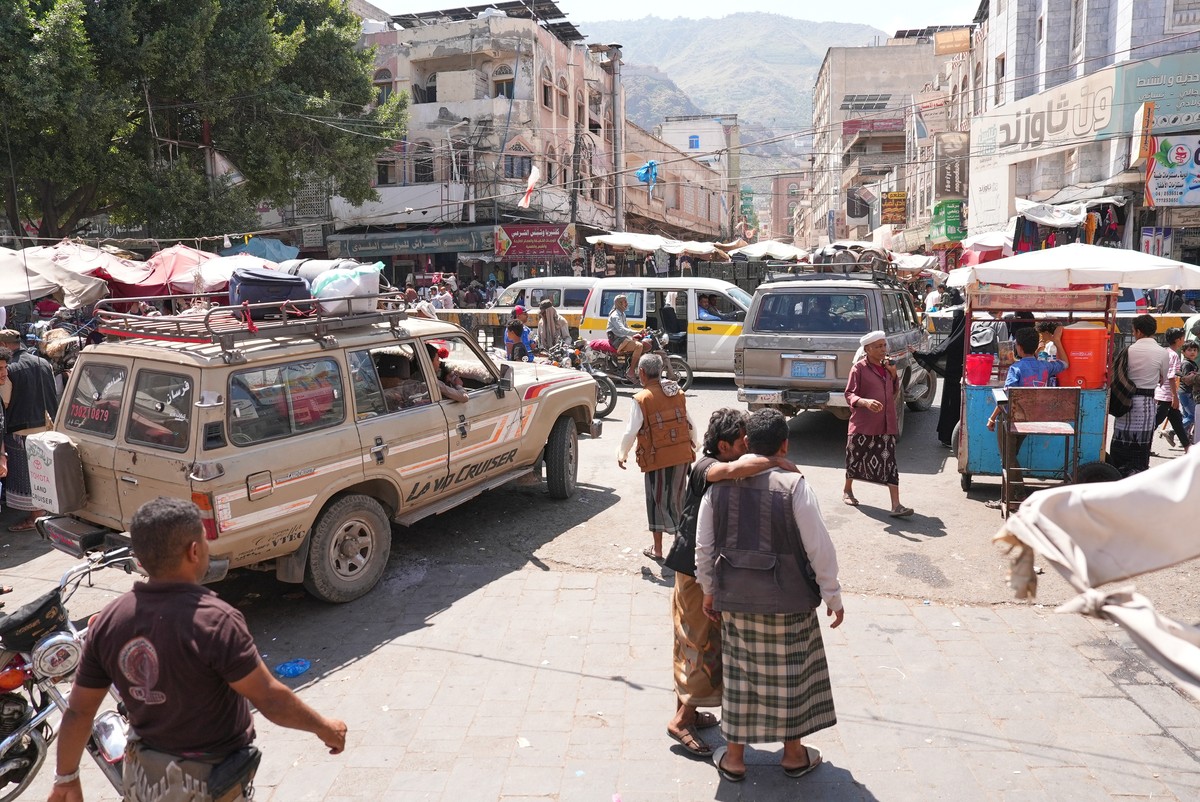 People crowd at a minibus station used by displaced to leave the city, in Taiz, Yemen, Thursday, Oct. 15, 2026. (AP Photo/Marzouq Al Jabri)
Mideast Wars Yemen