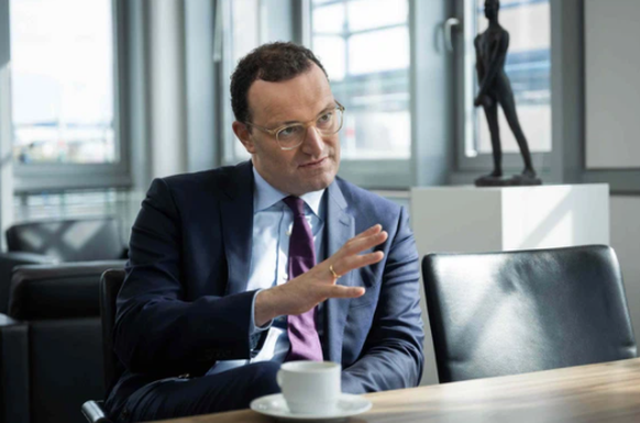 Jens Spahn beim Interview mit watson in seinem Büro.