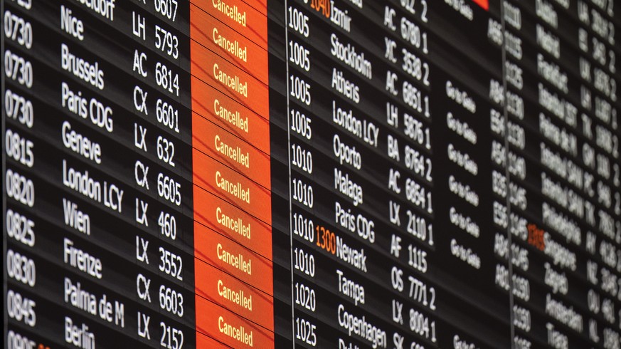 Eine Anzeigetafel am Mittwoch, 15. Juni 2022, auf dem Flughafen in Zuerich. Wegen einer Informatikpanne von Skyguide sind die Flughaefen Zuerich und Genf derzeit lahmgelegt. Es koennen weder Flugzeuge ...