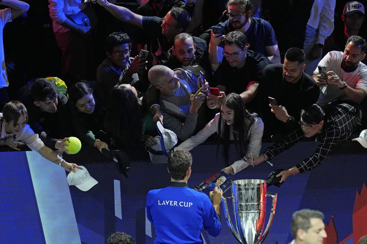 Team Europe's Roger Federer of Switzerland, sign autographs to his fans after the opening ceremony of the Laver Cup tennis tournament at the O2 in London, Friday, Sept. 23, 2022. (AP Photo/Kin Ch ...