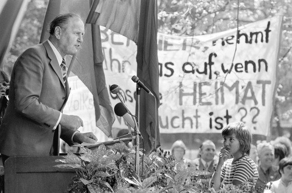 Bundesrat Willi Ritschard haelt seine Maiansprache am 1. Mai 1975 in Biel. Die Rede ist hauptsaechlich der Sorge um Vollbeschaeftigung gewidmet. Von Beruf Heizungsmonteur, ist er der erste und bislang ...