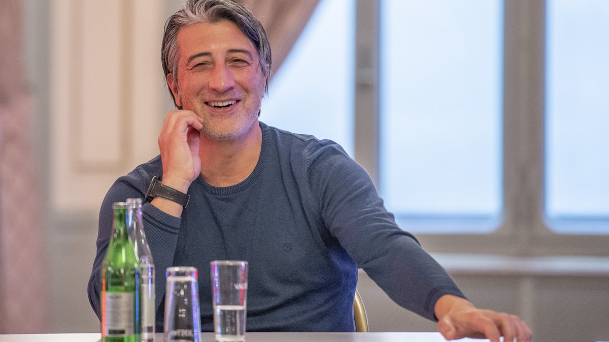 Der Schweizer Fussball Nationaltrainer Murat Yakin anlaesslich eines Mediengespraechs im Hotel Schweizerhof, am Dienstag, 16. November 2021, in Luzern. Die Nationalmannschaft hat sich mit einem 4:0-Si ...