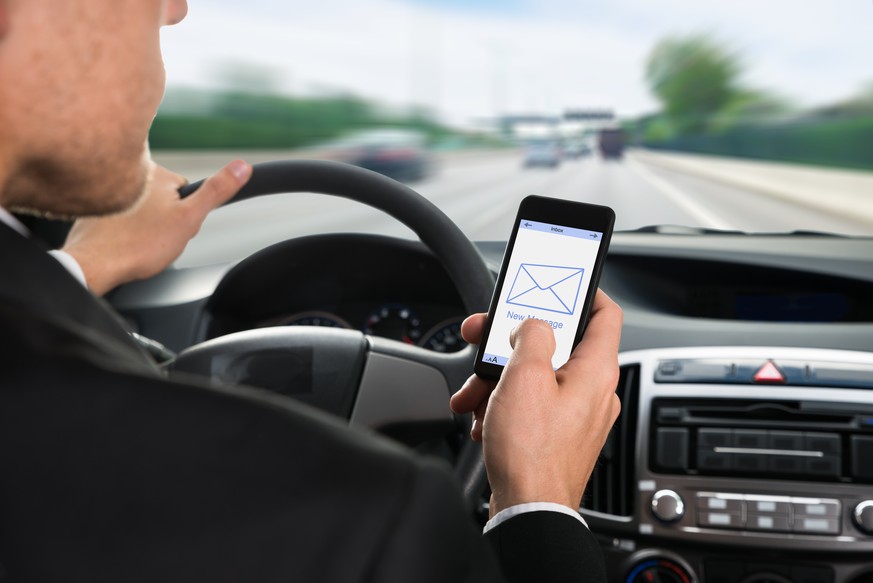 Verlängerte Reaktionszeit, erhöhte Unfallgefahr: «Texting while Driving» ist gefährlich.