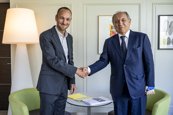 Mathias Reynard, gauche, president du Gouvernement valaisan, echange avec Gian Lorenzo Cornado, droite, l'ambassadeur d'Italie en Suisse lors d'une rencontre, suite au drame de Crans-Mo ...