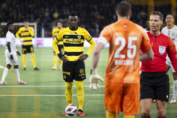 YBs Jean-Pierre Nsame, Mitte, und Zuerichs Torhueter Yanick Brecher stehen fuer einen Penalty bereit, der nach einer VAR-Konsultation durch Schiedsrichter Urs Schnyder, rechts, doch nicht ausgefuehrt  ...