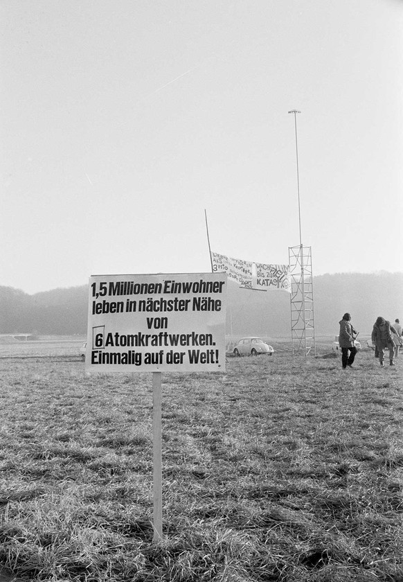 AKW: Kaiseraugst: Im Dezember 1973 stellen Aktivistinnen und Aktivisten auf dem vorgesehenen Baugelände Plakate auf.