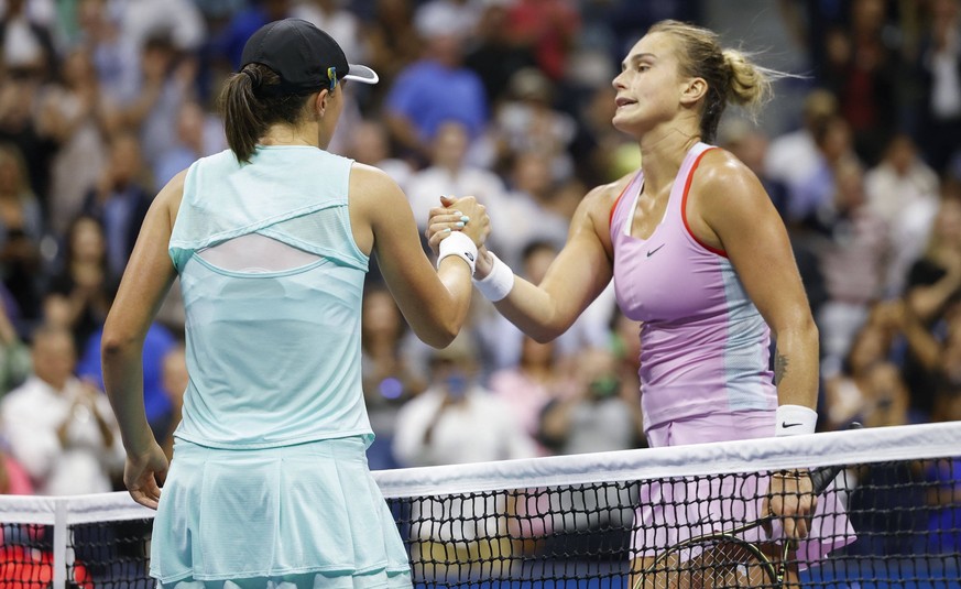 Aryna Sabalenka gratuliert der Siegerin Iga Swiatek Tennis - US Open 202 - Grand Slam - Billie Jean King Tennis Center - New York - New York - USA - 8 September 2022. *** Aryna Sabalenka congratulates ...