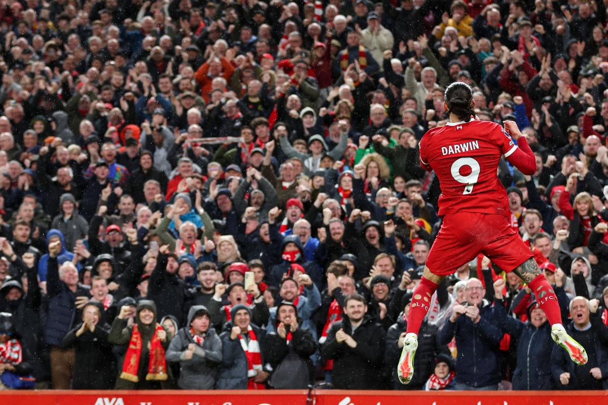 Sport Bilder des Tages Darwin Nunez of Liverpool scores a goal for their side to make it 1-0 Liverpool v Sheffield United, Premier League, Football, Anfield, Liverpool, UK - 04 Apr 2024 EDITORIAL USE  ...
