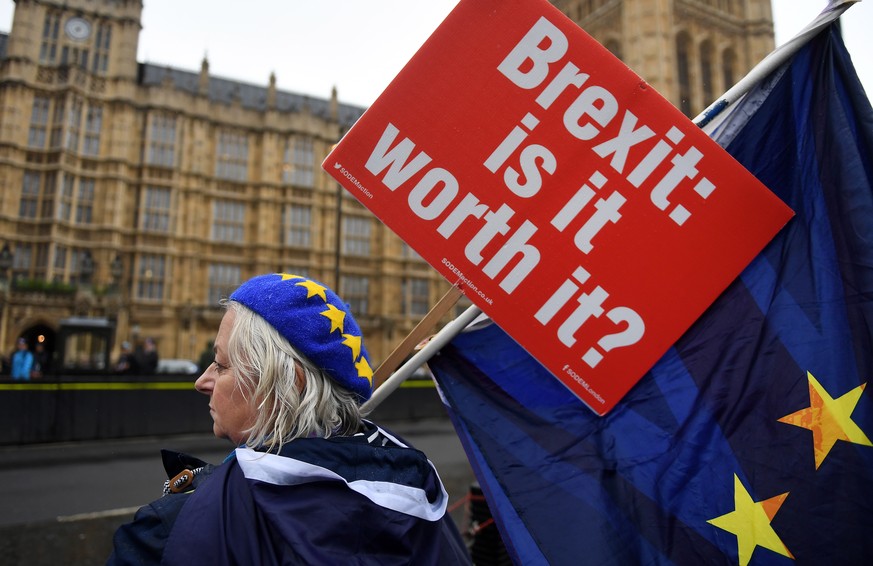 epa07099915 Anti Brexit campaigners protest outside the Houses of Parliament in central London, Britain, 17 October 2018. British Prime Theresa May is set to meet EU leaders later in the day in Brusse ...