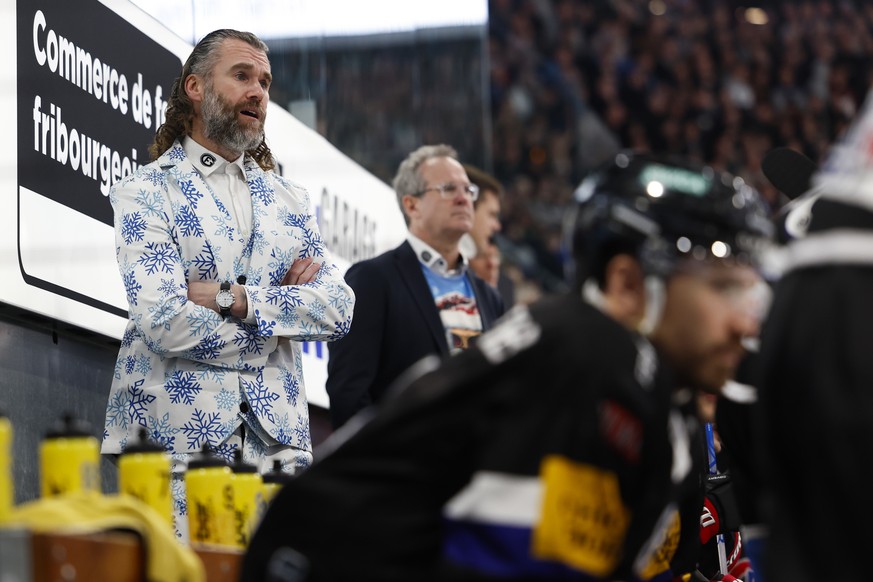 Gotterons Chefrainer Christian Dube, hinten links, und Gotterons Andrei Bykov, vorne, beobachten das Spielgeschehen im Eishockey Meisterschaftsspiel der National League zwischen dem HC Fribourg Gotter ...