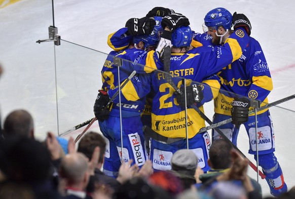 Ein Jubelknaeuel der Davoser mit Robert Kousal (CZ) (Torschuetze), Beat Forster und Fabien Heldner, waehrend dem Eishockey-Qualifikationsspiel der National League A zwischen dem HC Davos und EV Zug, a ...